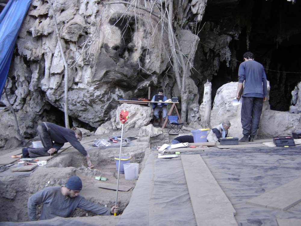 Researchers work on excavating the central area of Lapa do Santo rock shelter. 

Credit: Laboratory for Human Evolutionary Studies - University of São Paulo.

Site in  Brazil

