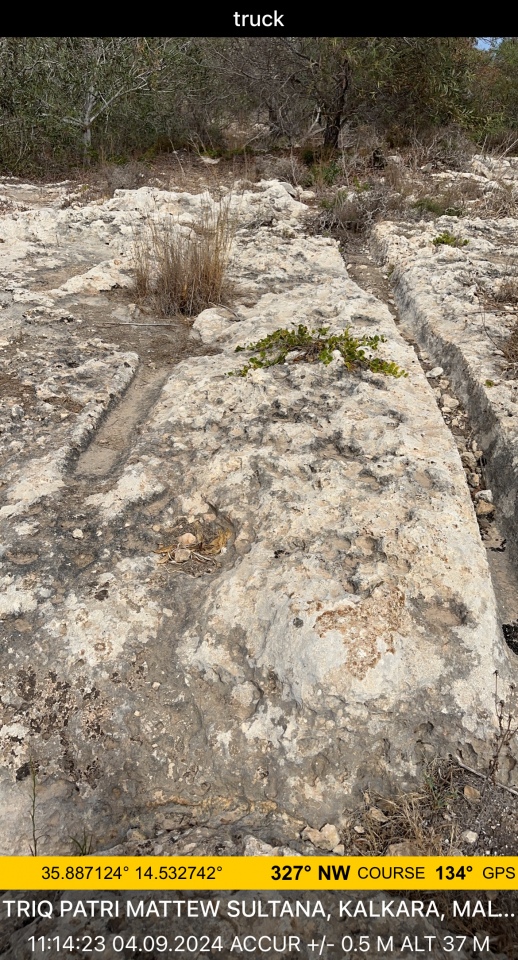 Click for full size image of il-Kalkara Cart Ruts (PID:276750) il-Kalkara Cart Ruts