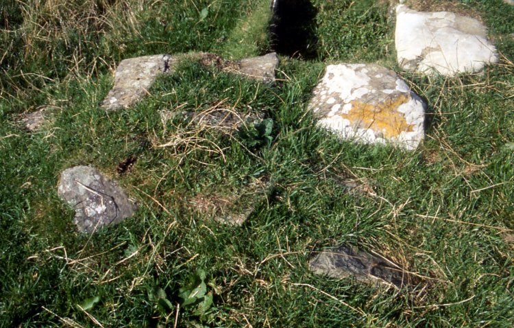 At the end looking towards Scapa, I could get my fingers in an suspect another void.

Of undecided provenance, this is possibly a souterrain or chambered grave at HY440090.  Could be later though.