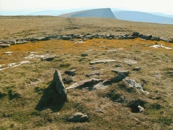 Fan Foel Cairn, The cist in the middle with Picws Du in the background.