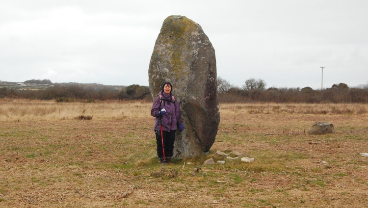 Taken on 27 Feb 2009, this picture shows that a large circle has been cleared around this magnificently proportioned stone.
The stone can be seen very easily from the crags we passed on our way from Ffyst Samson.  It is a very pleasing and welcoming place, one to tarry a while in!
The lane to the site must have been in use for centuries - don't be surprised if you come out in a different era alt