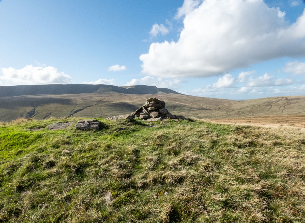 Click for full size image of Waun Leuci summit cairns (PID:232597) Waun Leuci summit cairns