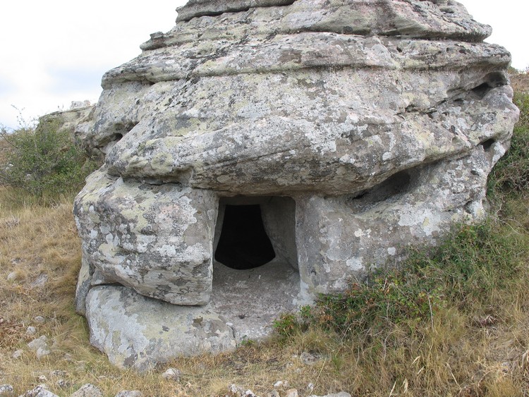 Domus de Janas Di Frissas located below Nuraghe Is Cangialis. (photo taken on September 2009).