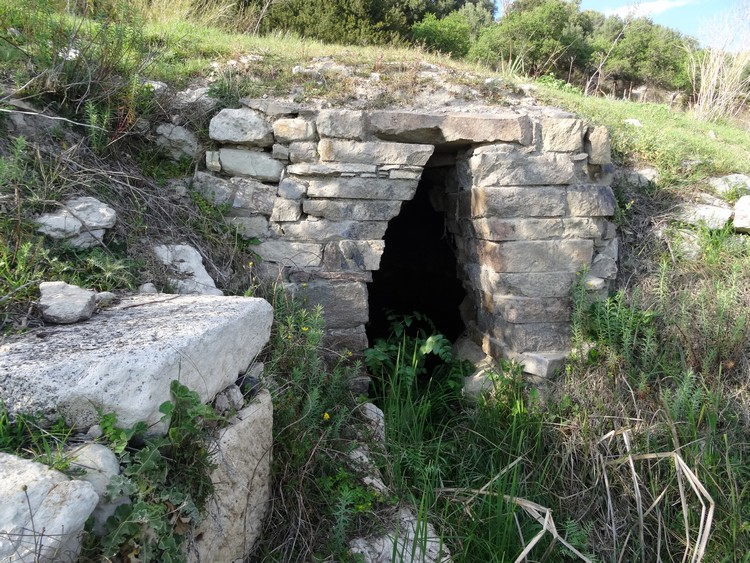 Pozzo sacro Monte Ultana - recostructed entrance to the tholos (photo taken on April 2017).