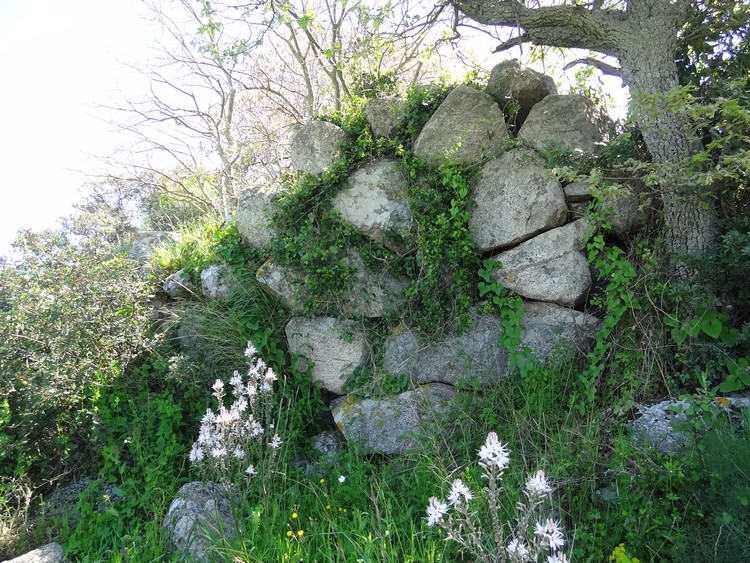Masonry in the western part of Nuraghe Corodda (photo taken on April 2014).