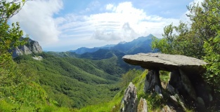 Dolmen del Monte Freddone (Alpi Apuane)