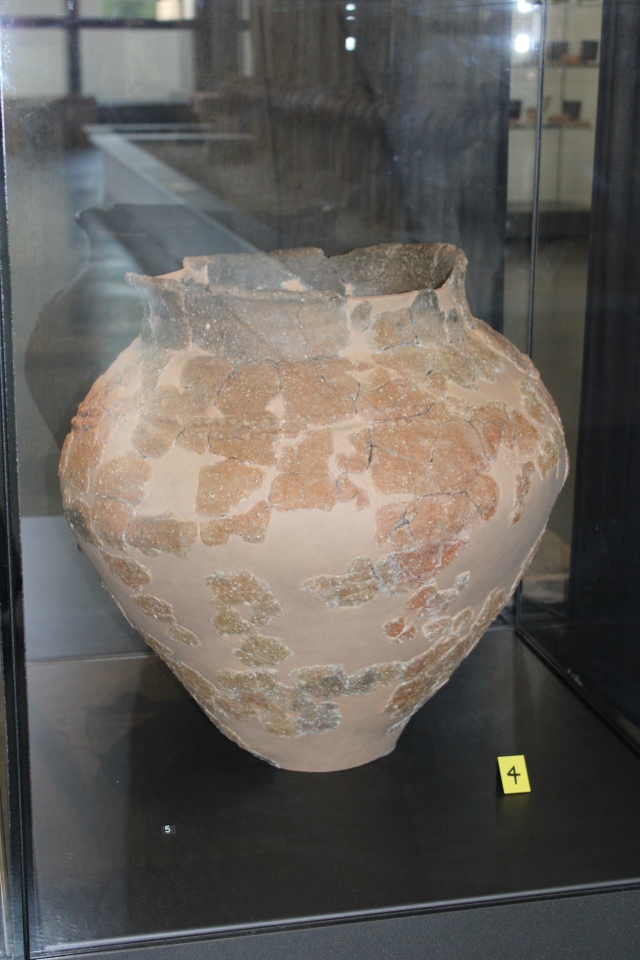 Urn. The tomb belonged to a cemetery of late Bronze Age, 1300 BC, location Cham Oberwil Aebnetwald. 

The richly-equipped tomb consisted of an urn with the cremation, ceramic vessels and bronze objects.  The urn was covered with a stone slab.  The buried person was 40 – 50 years old.
