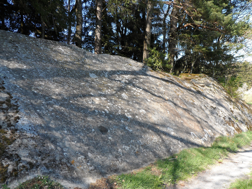 Holed Stone / Schalenstein Strich