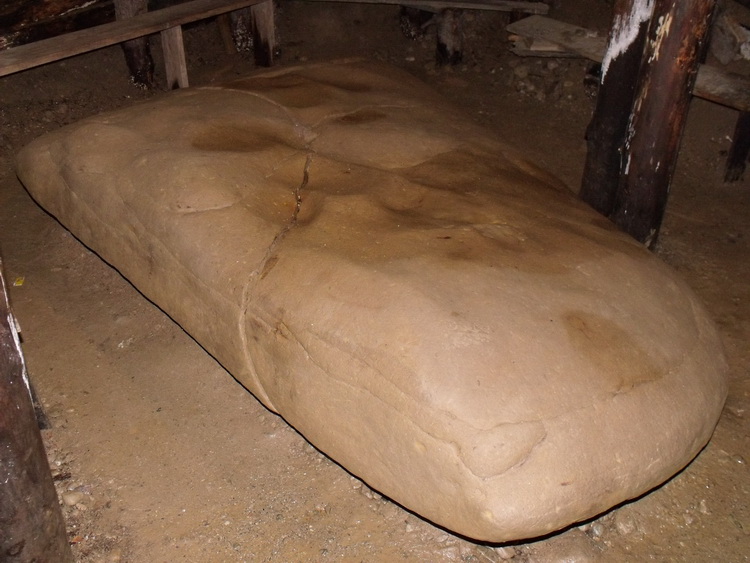 Click for the gallery page to add comments and vote (PID:98681) Ravne Tunnel Megaliths