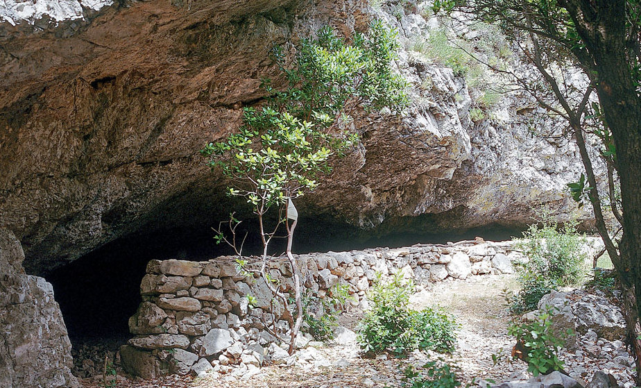Nakovana Cave, where the astrologer's board and other artefacts ware found. The wall in front was built recently and is part of a sheepfold.

Image copyright Staso Forenbaher

Site in  Croatia

