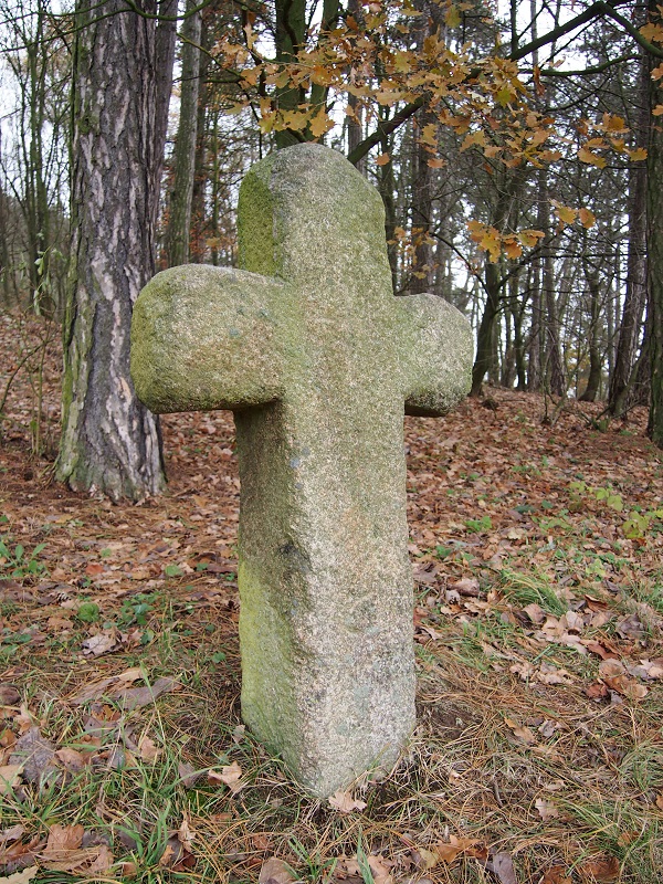 Komorní Hůrka stone cross