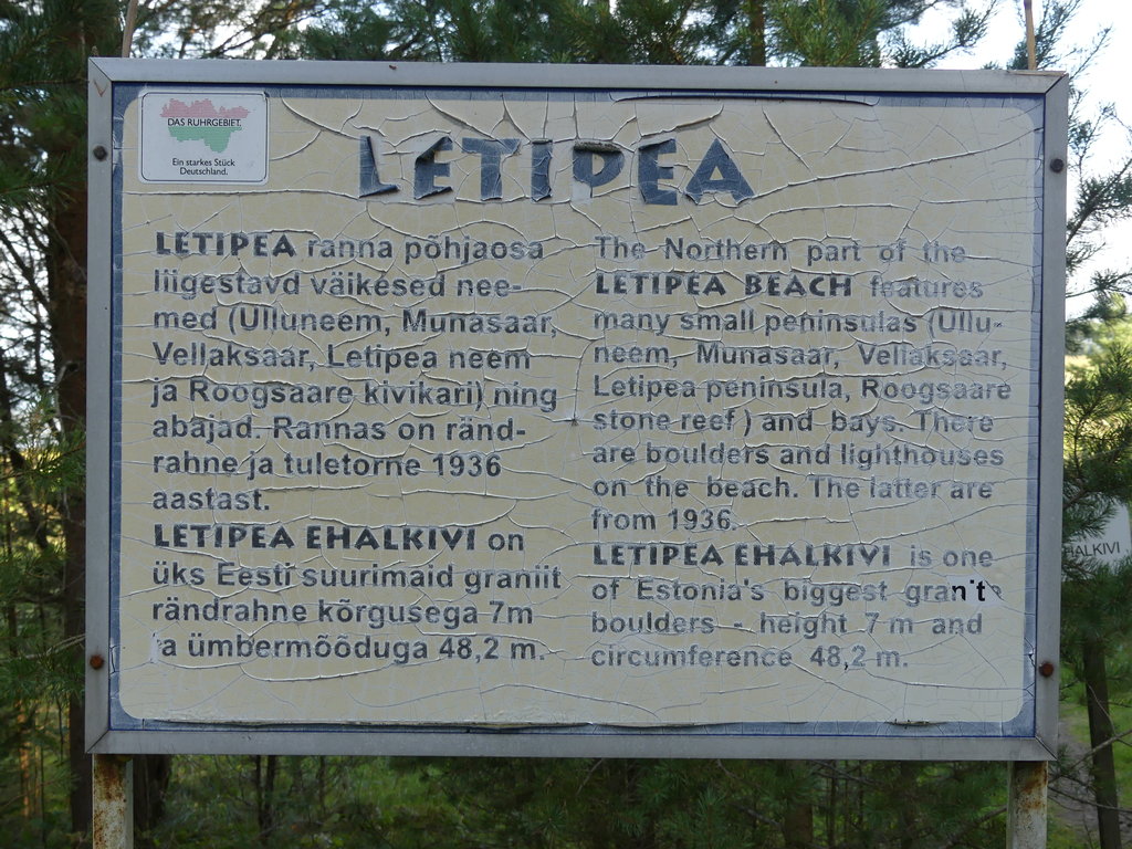 At the end of the forest road, this signpost.  Then, another 50 m towards the shore and you'll be at it.  SEP.2017.