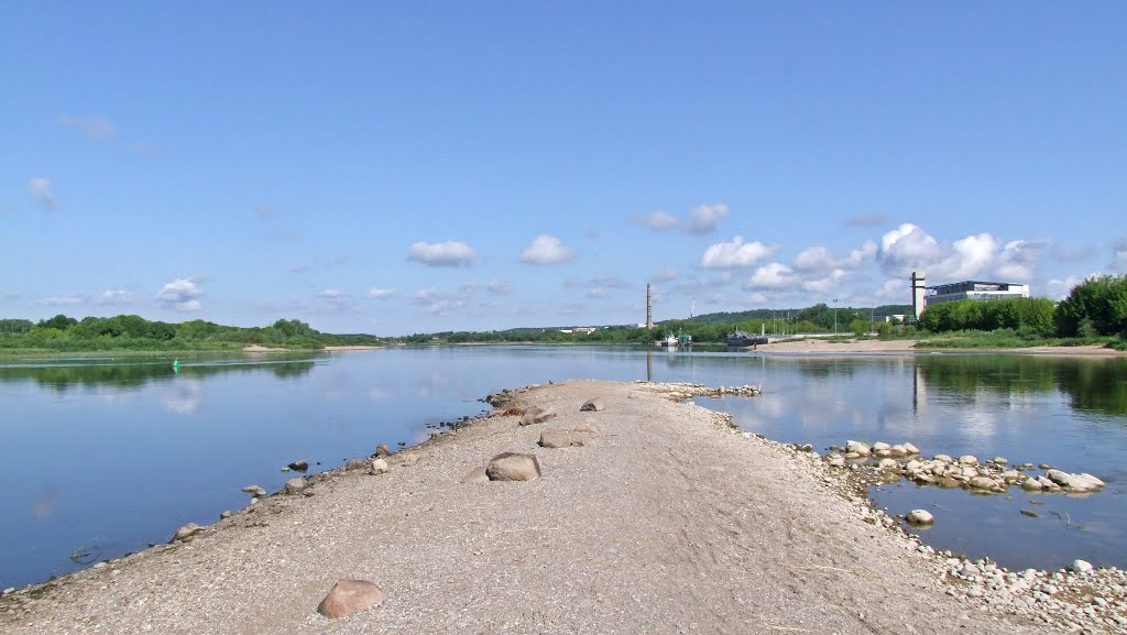 Confluence at Kaunas : left, River Nemunas (Niemen); right, River Neris.  Both now flowing towards the Baltic Sea.  Such a place needed a Stone to mark the place . 

