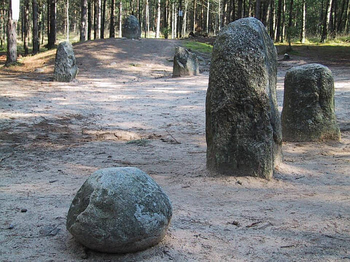 Here three of the stones in the centre of one circle. In the back a small mound with a Stone on the top.