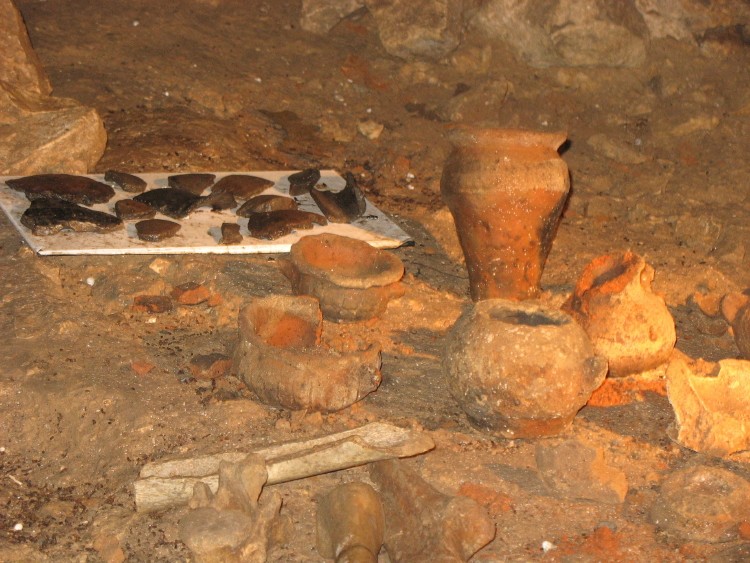 Pottery discovered in Jaskinia Wierzchowska Górna - the original sherds on the white sheet in the background, reconstructions in the foreground (photo taken on May 2013). 