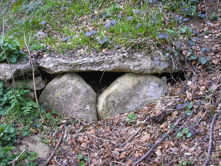Avening burial chambers