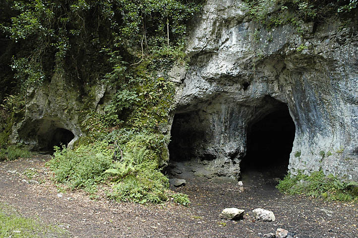 
This cave was inhabited from the Upper Palaeolithic to the Bronze Age, a period of over 50,000 years. Finds here include bone, flint and 