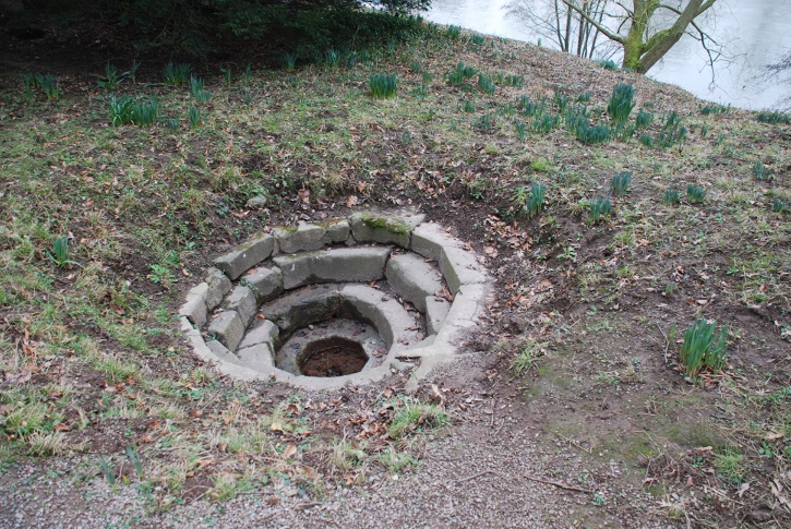 Click for the gallery page to add comments and vote (PID:45102) Holy Well (Swainshill)