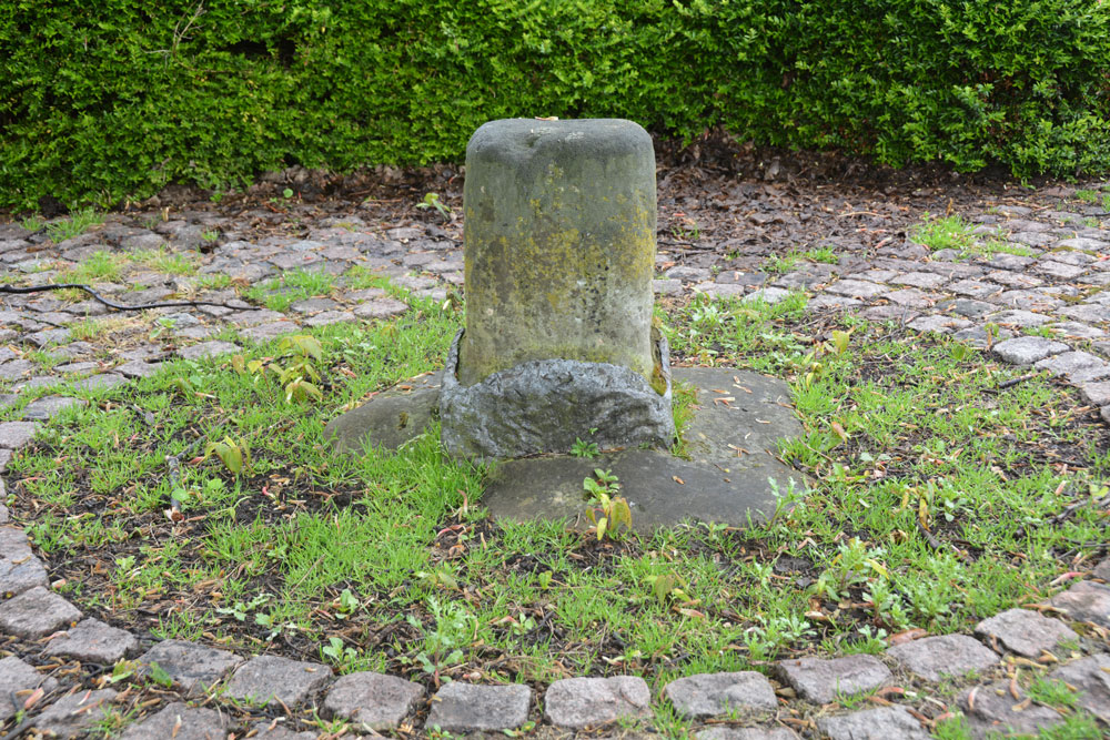 Click for the gallery page to add comments and vote (PID:197570) Rolleston Cross
