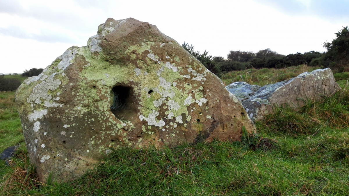 Click for the gallery page to add comments and vote (PID:206366) Holed Stone (West Overton)
