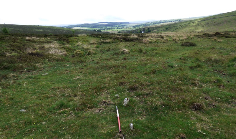 At this point the alignment of the row shifts towards the east. View from north (Scale 1m).