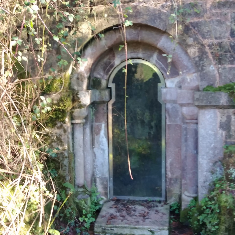 Love this place muddy to get to but worth it .
this time of year January there's no brambles.
Its so well made and weirdly in the middle of nowhere.
Now has a decorative glass door which makes it hard to see inside .