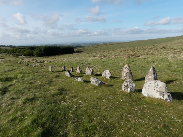 double stone row, fourfold circle (snuggledown) . SX 659 860.