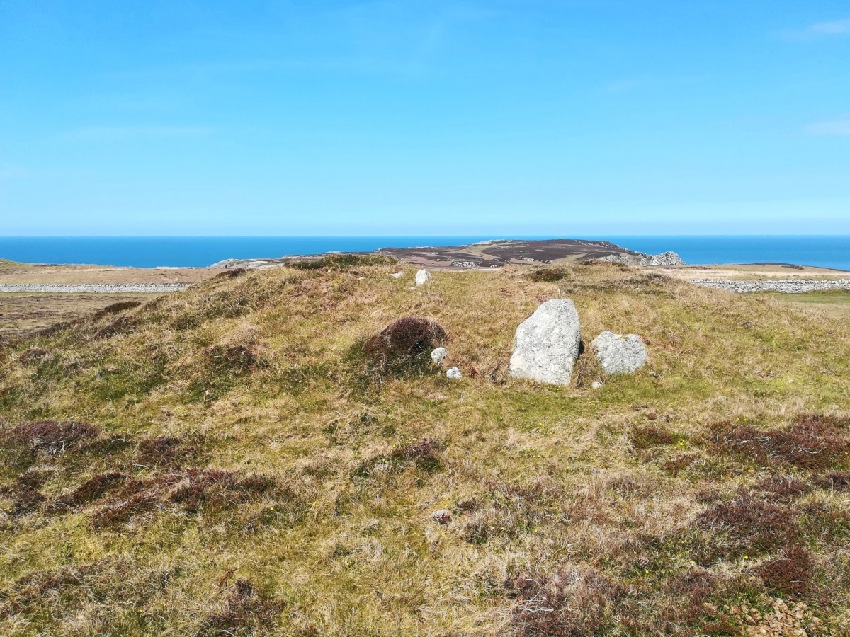 Threequarter Wall Cairn
