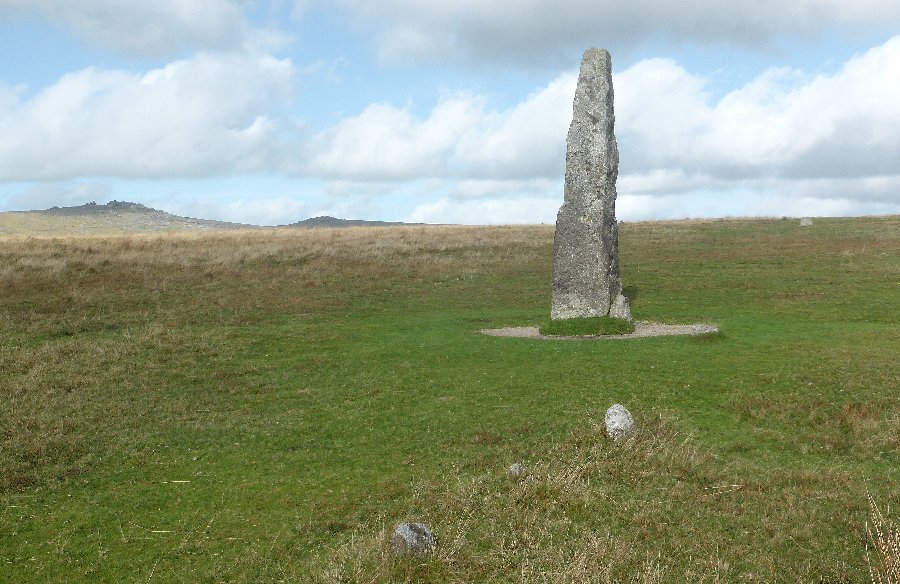 Although close to the menhir the row is clearly not aligned on it. (19th October 2014).