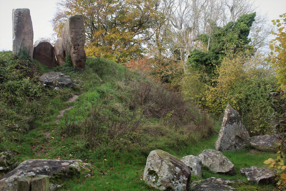Coldrum Why are all these big stones here at the bottom of the mound, have they been moved? why is the chamber so high up? what an enigmatic site.