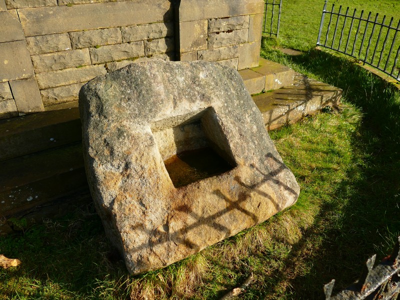 Click for the gallery page to add comments and vote (PID:286182) Holden Cross (Haslingden)