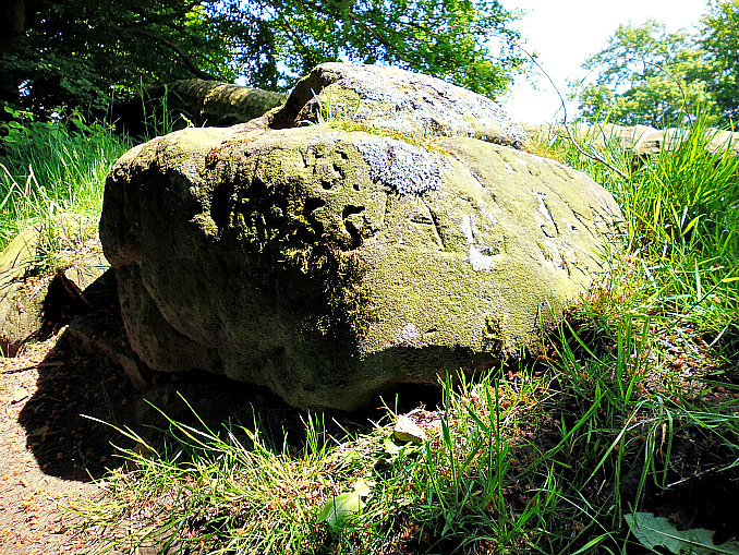 On the sides of the large boulder the name 'Simon's Cross' along with some letters in Latin-style. Photo taken in 2015.