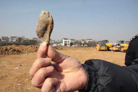 A fragment of a pottery container at a raided tomb. Photo: CFP

