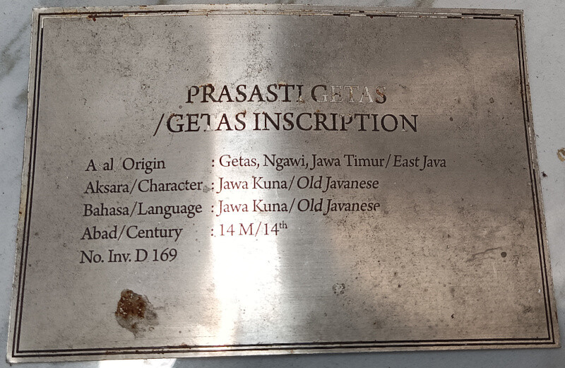 This is Prasasti Getas in Museum Nasional, Jakarta, Indonesia. 
Photos taken March 2023.

I am unable to find authoritative source about the transcription or translation of the inscription on the stone.