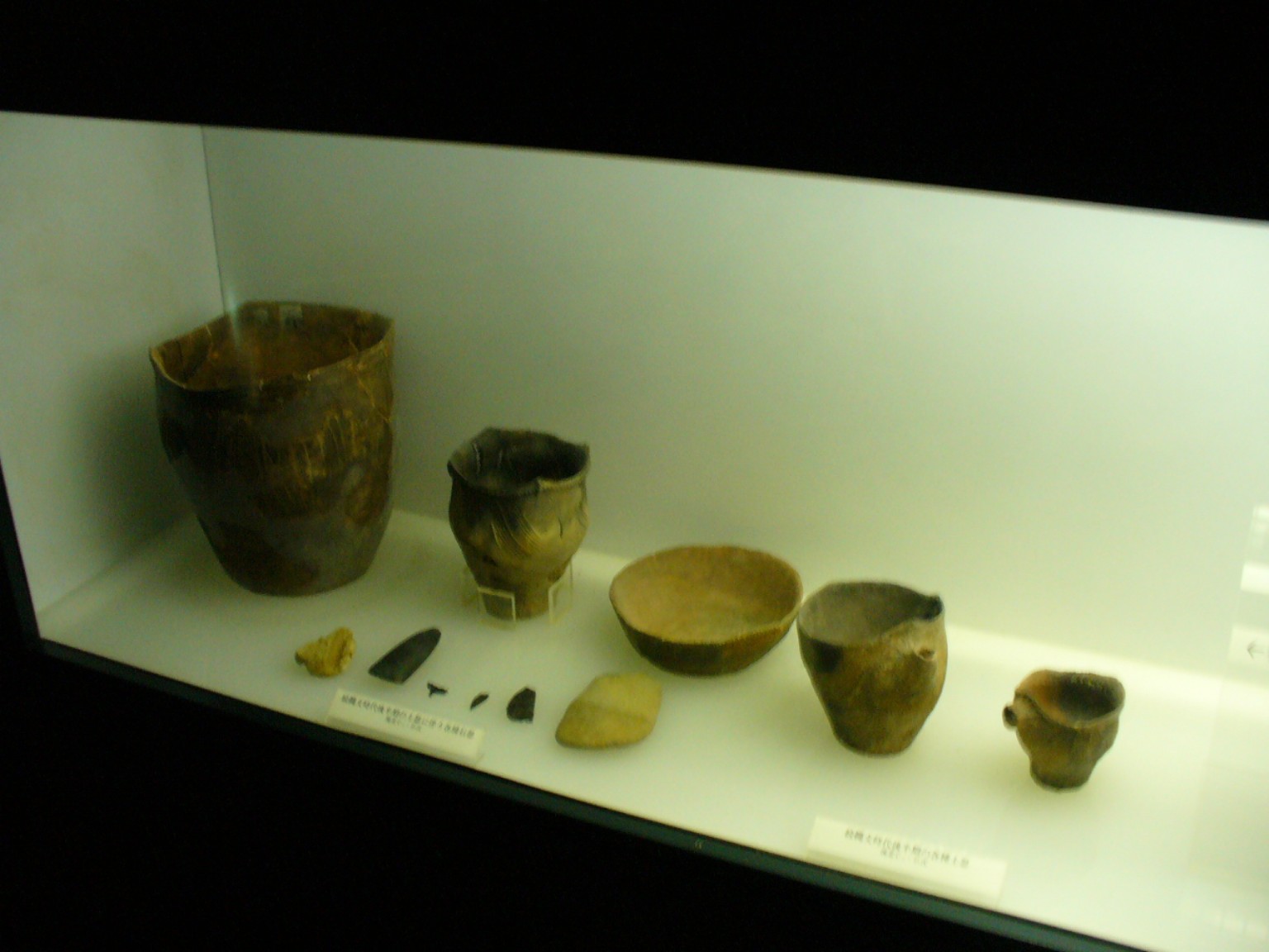 Earthenware vessels 
found from here exhibited.

