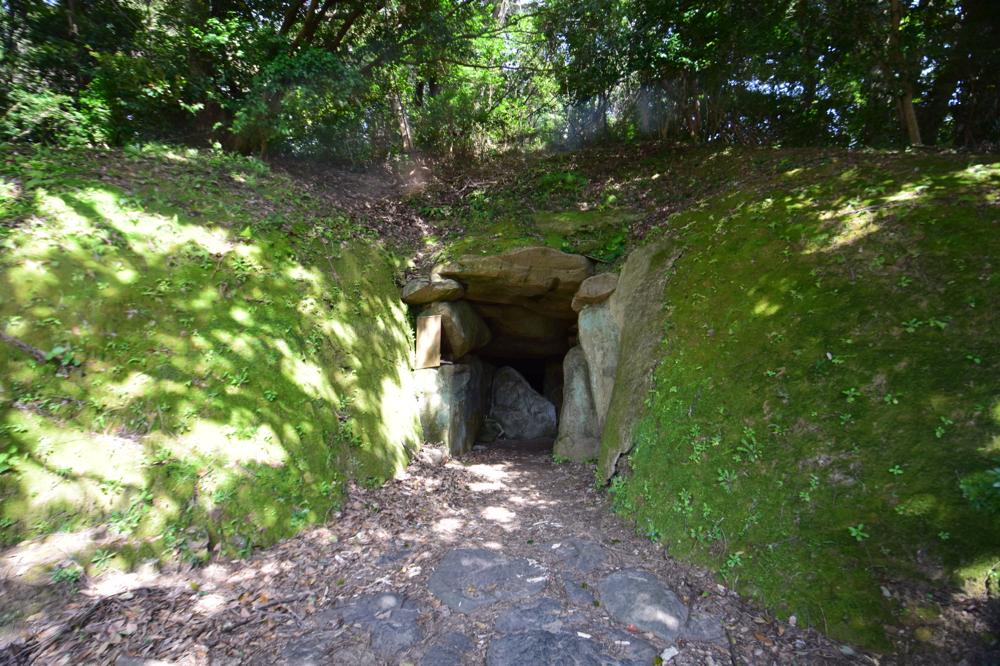 Click for full size image of Oni-no-Iwaya Kofun (Iki island) (PID:212500) Oni-no-Iwaya Kofun (Iki island)