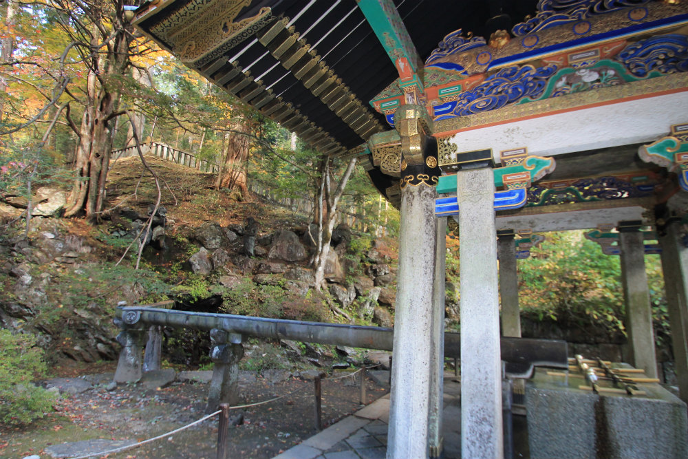 Site in Honshū Japan
The stone settings close to the hand-washing pavilion at foot of the shrine.