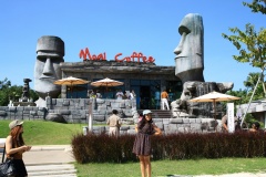 Moai Coffee Shop "Stonehenge"