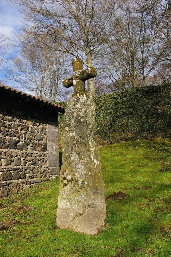 Site in Auvergne: Puy-de-Dôme (63) France: Villars menhir
