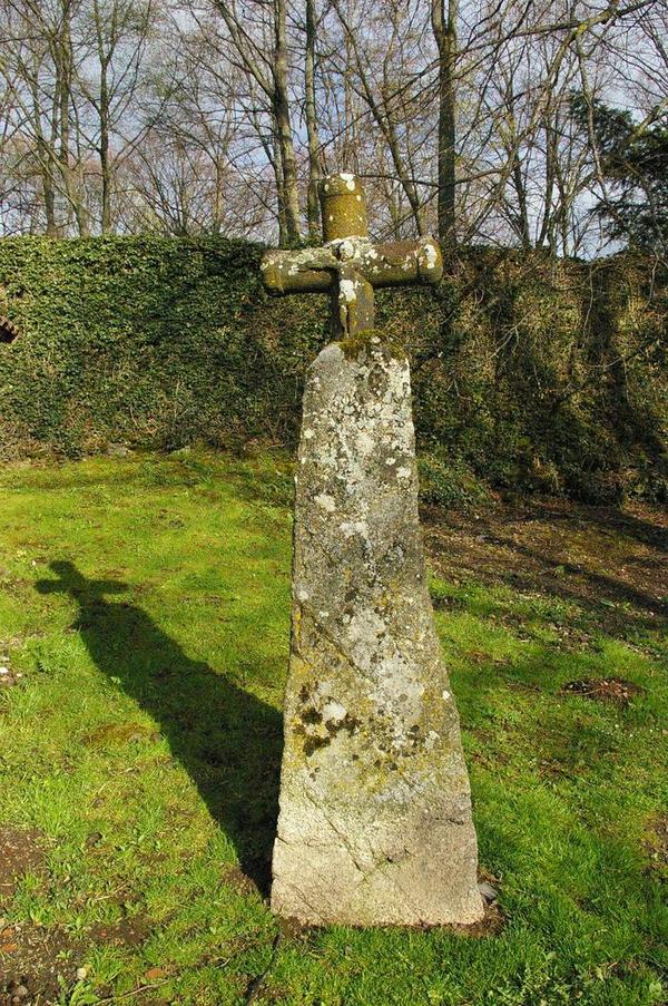 Site in Auvergne: Puy-de-Dôme (63): VILLARS MENHIR