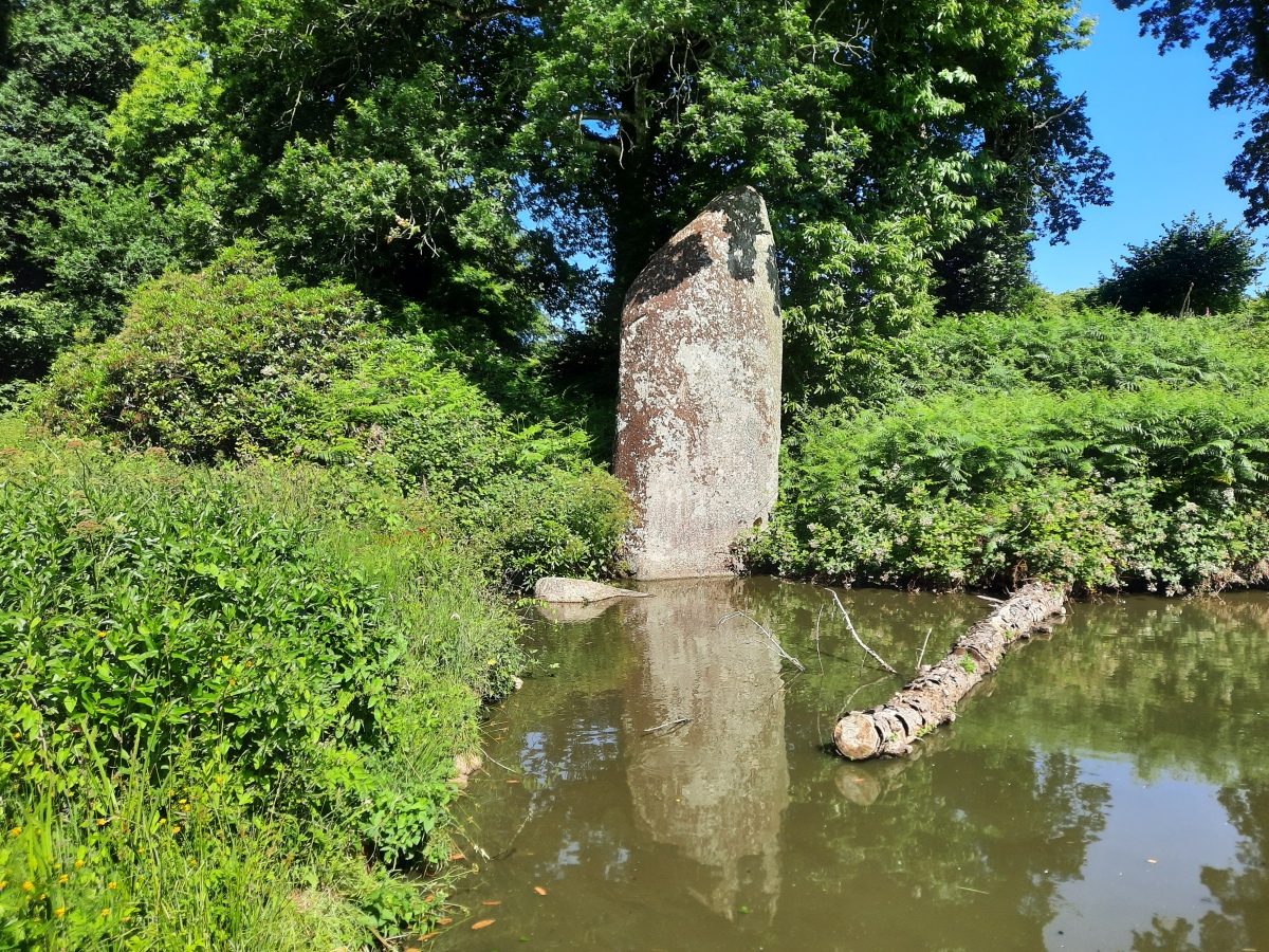 Manoir de Coadélan menhir