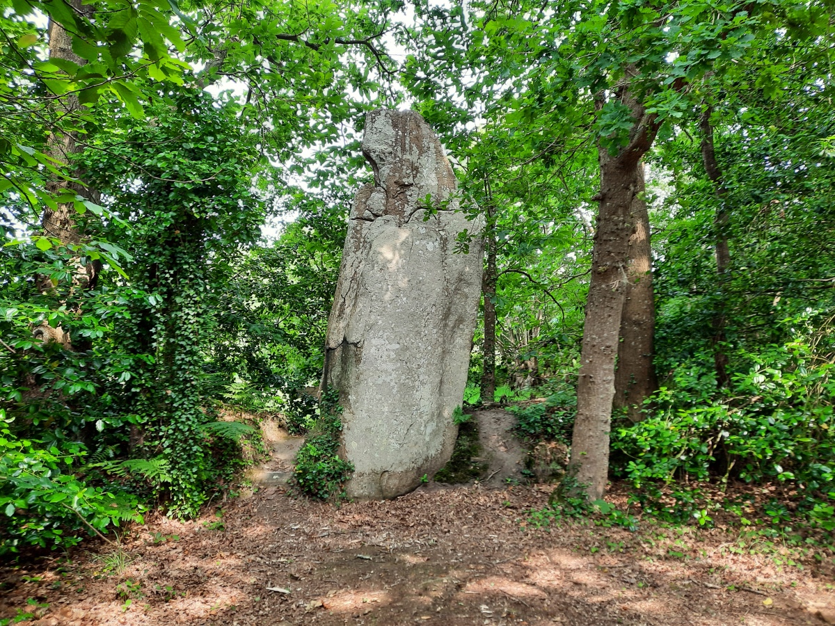 Véades menhir