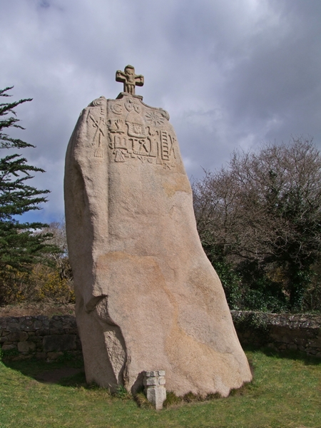 Saint-Uzec menhir