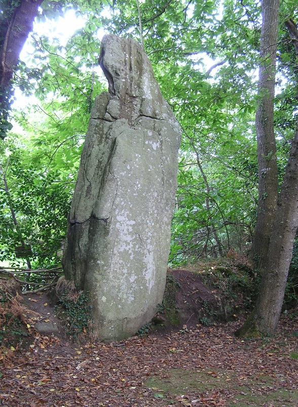 Véades menhir