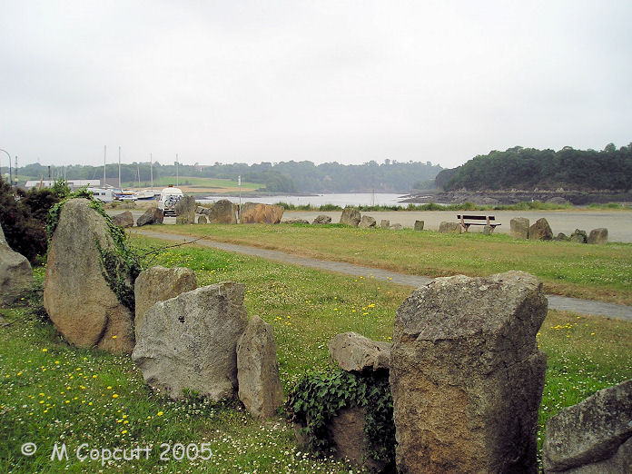 Tossen-Keler Cromlech (1964-2018) I remember this as a pleasant grassy park from my previous visit many years ago, having sailed to Trégier, but when I revisited in 2005, apart from the grass within it, it is in a massive dusty car and bus park, looking very unloved.
Its a shame.