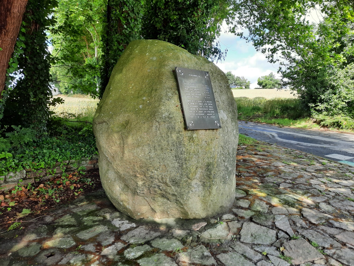 Click for the gallery page to add comments and vote (PID:247890) Menhir des Cinq Chemins
