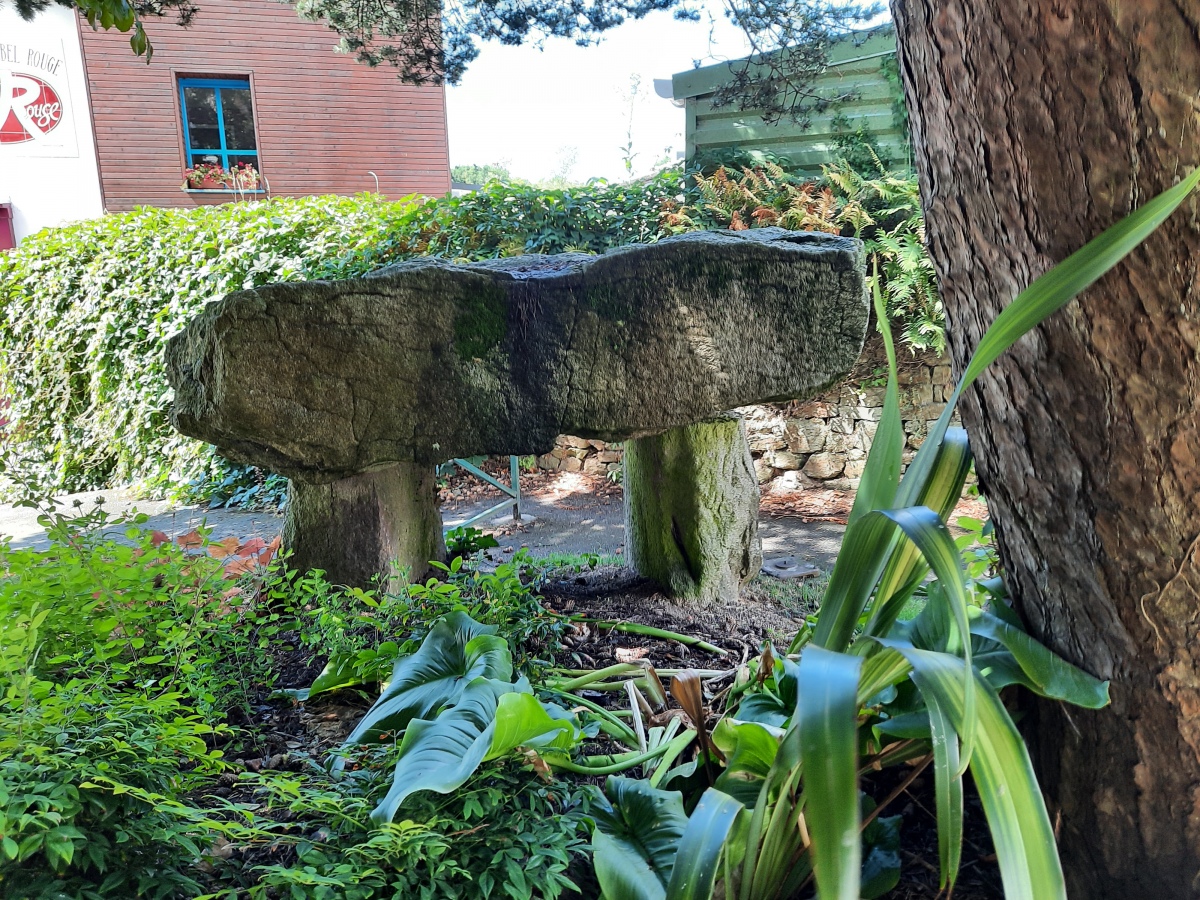 Click for the gallery page to add comments and vote (PID:247895) Dolmen Jardin de la Mairie