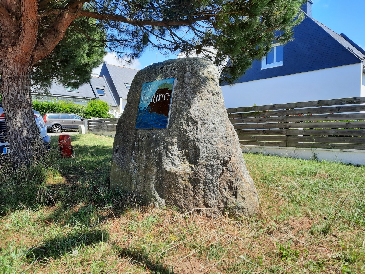 Click for full size image of Menhir dit Er Herine (PID:247897) Menhir dit Er Herine