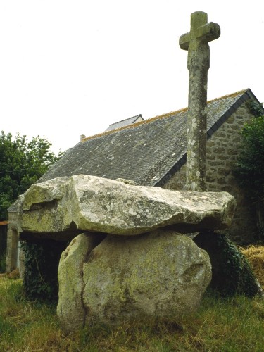 Cruz Menquen dolmen