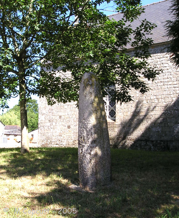 Just round the southwest side of the little chapel at Moustoir can be found this nice granite stele. Its about 2.3 metres tall and nicely shaped, with a flat face facing to the southeast. Onto this face has been carved a cross. 